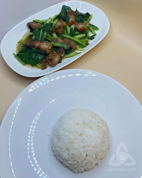 Kale with crispy pork