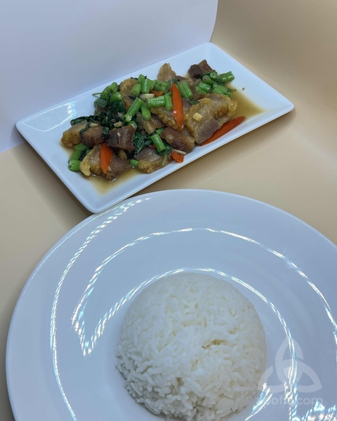 Basil leaves with crispy pork and rice 🍚